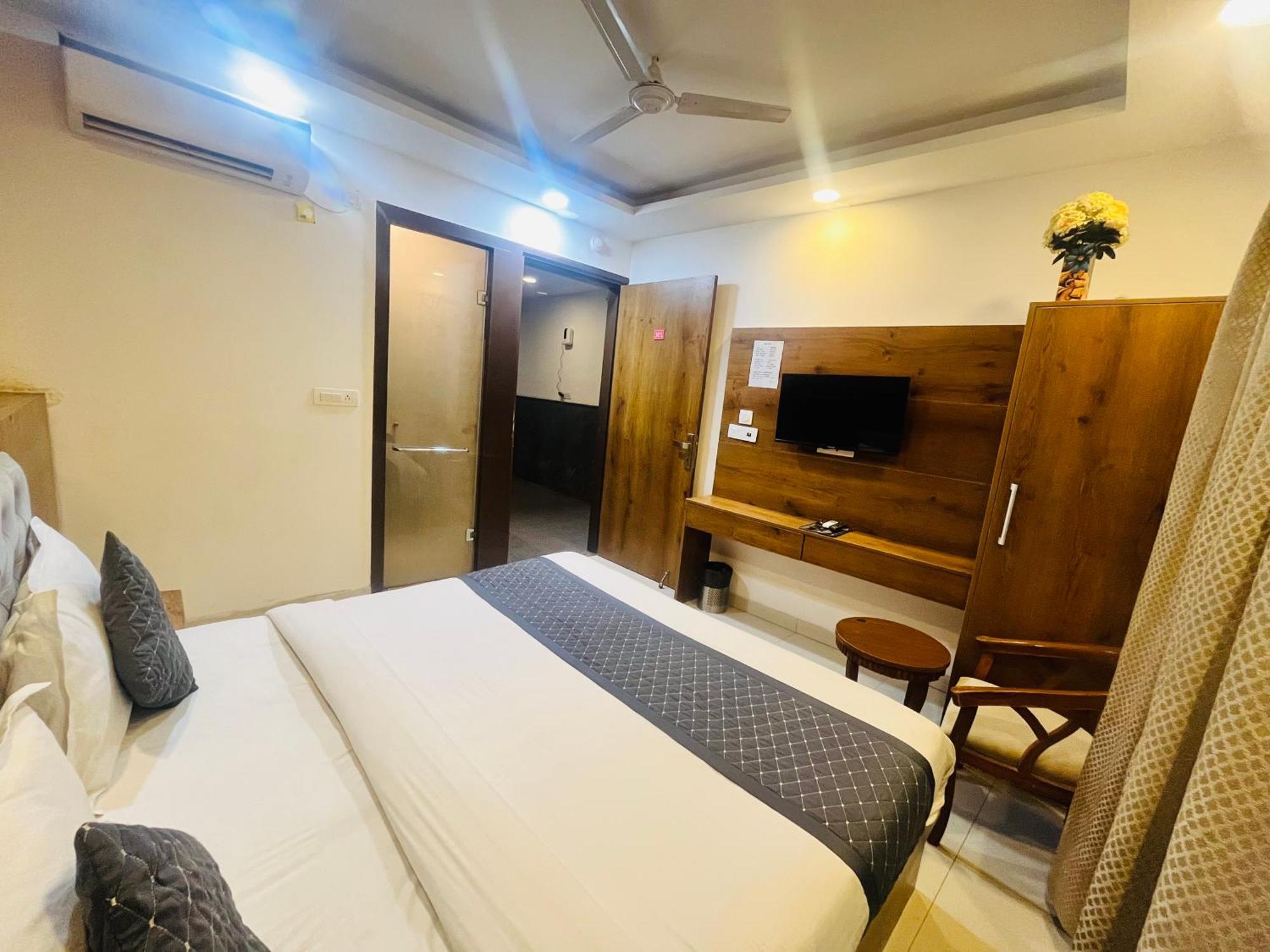Olive Near Delhi Airport 4*